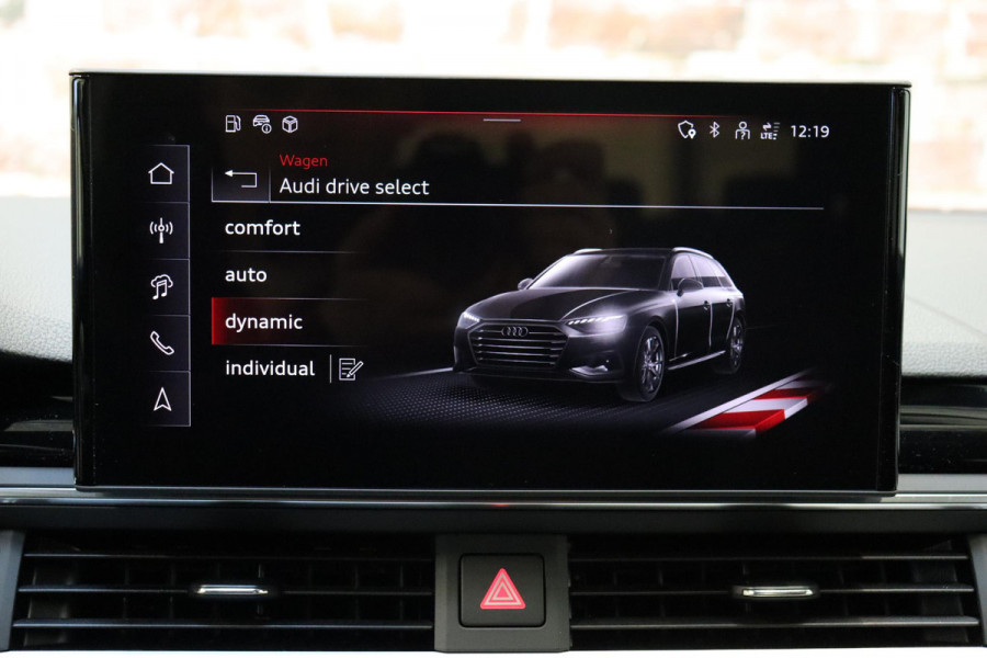 Audi A4 Avant 35 TFSI S Edition Competition Automaat / Panoramadak / Optic Black / Adaptieve Cruise Control / 18 Inch / LED / Stoelverwarming / Navigatiesysteem / Achteruitrijcamera / Extra Getint Glas / Climate Control