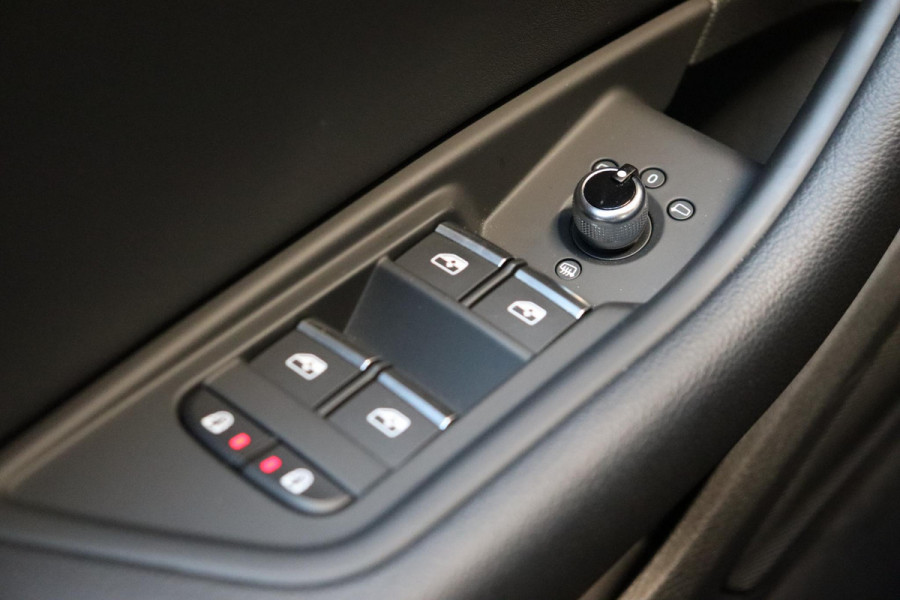 Audi A4 Avant 35 TFSI S Edition Competition Automaat / Panoramadak / Optic Black / Adaptieve Cruise Control / 18 Inch / LED / Stoelverwarming / Navigatiesysteem / Achteruitrijcamera / Extra Getint Glas / Climate Control