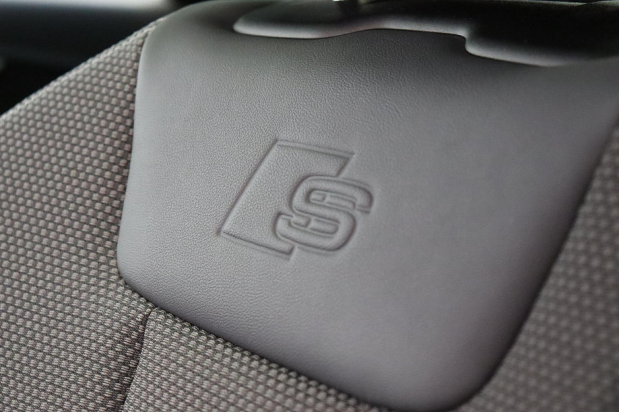 Audi A4 Avant 35 TFSI S Edition Competition Automaat / Panoramadak / Optic Black / Adaptieve Cruise Control / 18 Inch / LED / Stoelverwarming / Navigatiesysteem / Achteruitrijcamera / Extra Getint Glas / Climate Control