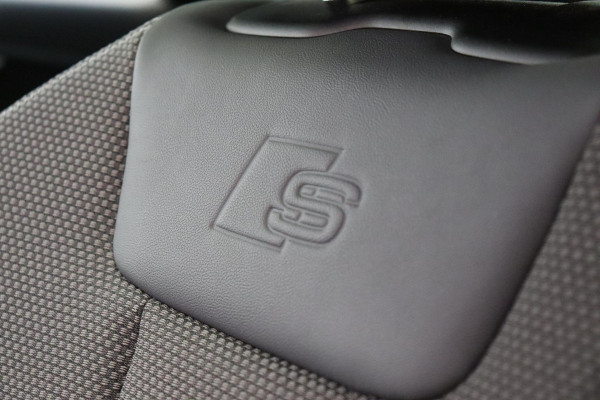 Audi A4 Avant 35 TFSI S Edition Competition Automaat / Panoramadak / Optic Black / Adaptieve Cruise Control / 18 Inch / LED / Stoelverwarming / Navigatiesysteem / Achteruitrijcamera / Extra Getint Glas / Climate Control