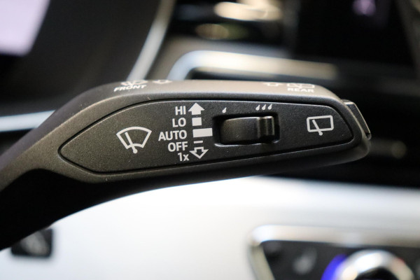 Audi A4 Avant 35 TFSI S Edition Competition Automaat / Panoramadak / Optic Black / Adaptieve Cruise Control / 18 Inch / LED / Stoelverwarming / Navigatiesysteem / Achteruitrijcamera / Extra Getint Glas / Climate Control