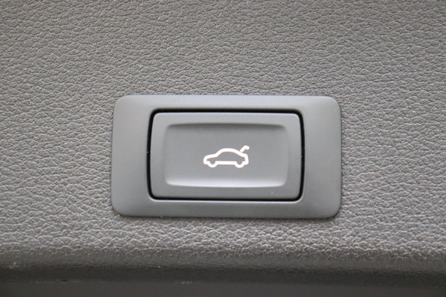 Audi A4 Avant 35 TFSI S Edition Competition Automaat / Panoramadak / Optic Black / Adaptieve Cruise Control / 18 Inch / LED / Stoelverwarming / Navigatiesysteem / Achteruitrijcamera / Extra Getint Glas / Climate Control