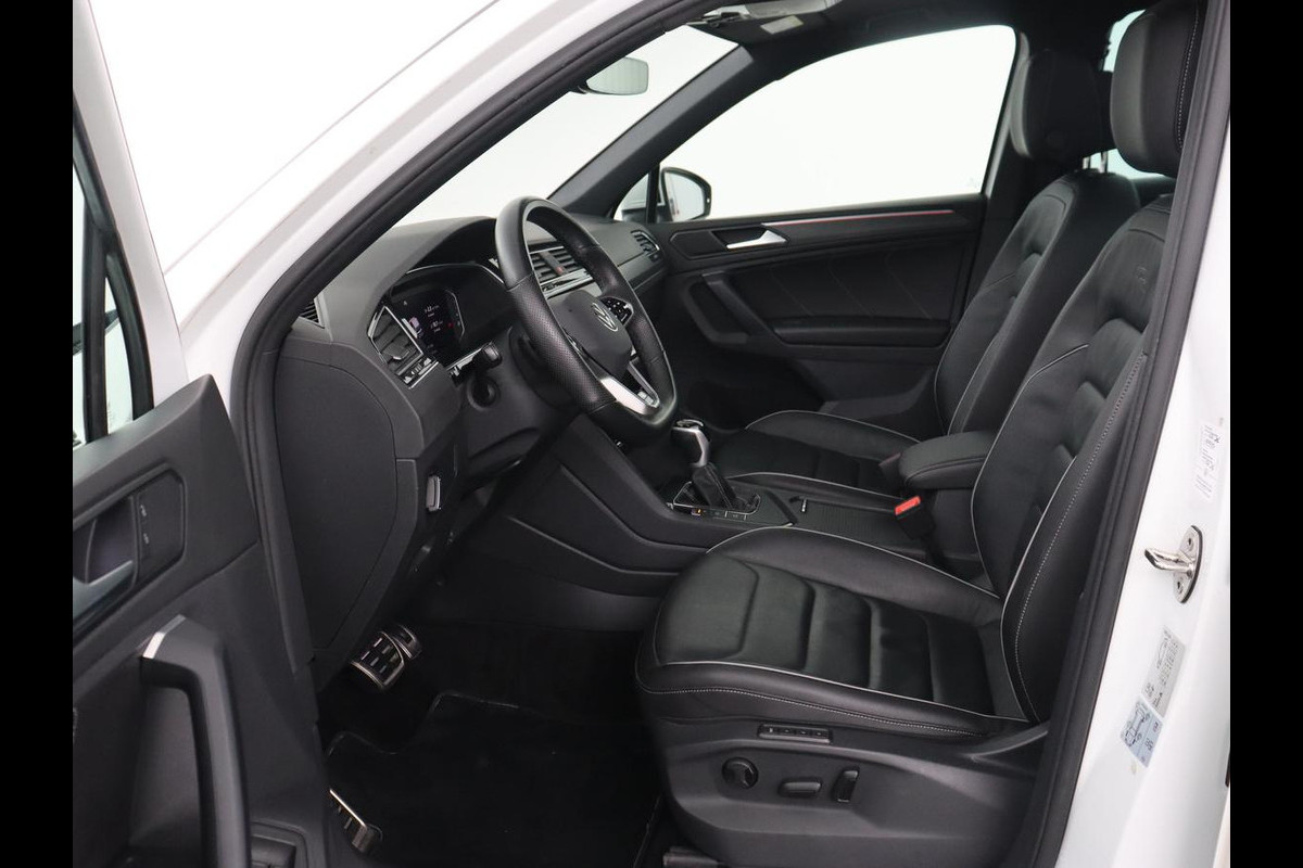 Volkswagen Tiguan 1.4 TSI eHybrid R Line | Panoramadak | Leder | Stoelverwarming | Trekhaak | 360 Camera | Adaptive cruise | Carplay | Matrix LED | Navigatie | Achterbankverwarming | PHEV | Plug In