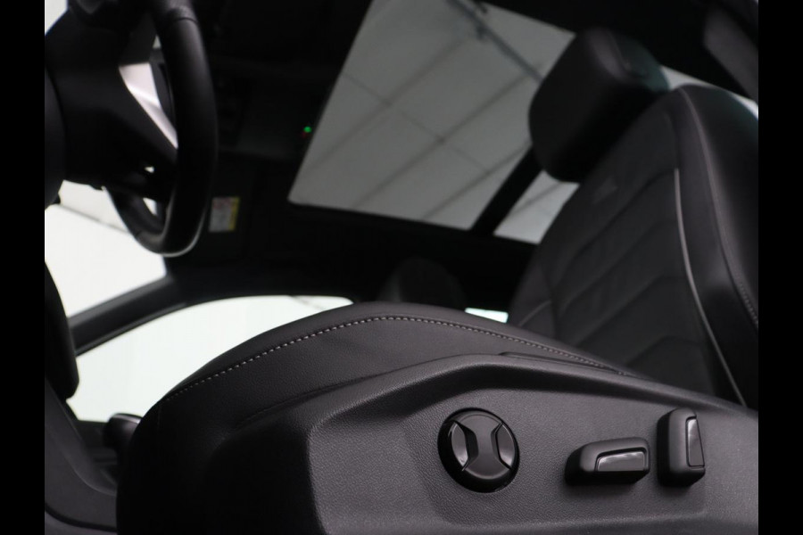 Volkswagen Tiguan 1.4 TSI eHybrid R Line | Panoramadak | Leder | Stoelverwarming | Trekhaak | 360 Camera | Adaptive cruise | Carplay | Matrix LED | Navigatie | Achterbankverwarming | PHEV | Plug In