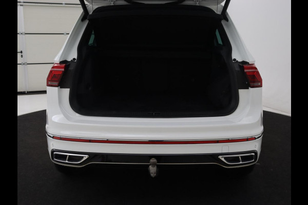 Volkswagen Tiguan 1.4 TSI eHybrid R Line | Panoramadak | Leder | Stoelverwarming | Trekhaak | 360 Camera | Adaptive cruise | Carplay | Matrix LED | Navigatie | Achterbankverwarming | PHEV | Plug In