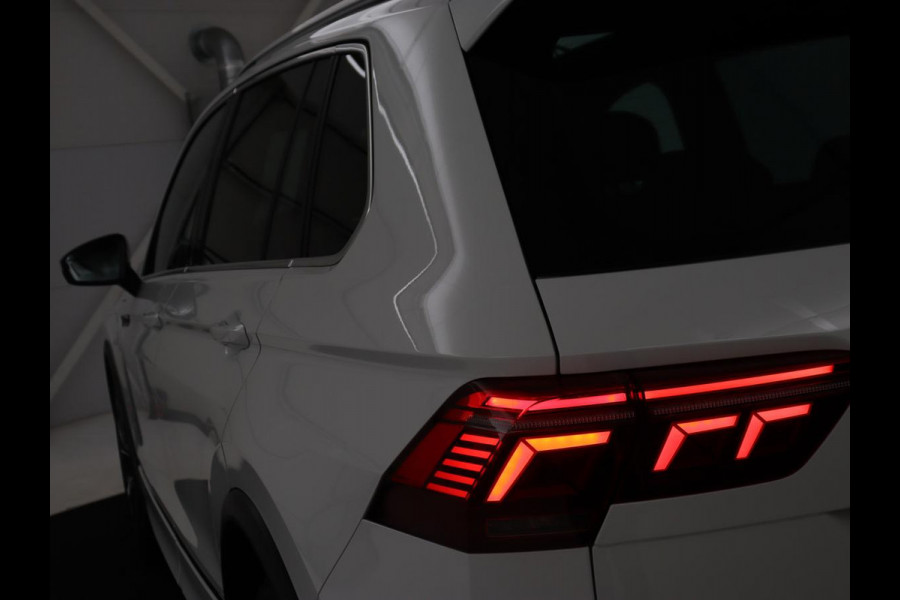 Volkswagen Tiguan 1.4 TSI eHybrid R Line | Panoramadak | Leder | Stoelverwarming | Trekhaak | 360 Camera | Adaptive cruise | Carplay | Matrix LED | Navigatie | Achterbankverwarming | PHEV | Plug In
