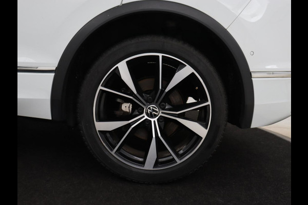Volkswagen Tiguan 1.4 TSI eHybrid R Line | Panoramadak | Leder | Stoelverwarming | Trekhaak | 360 Camera | Adaptive cruise | Carplay | Matrix LED | Navigatie | Achterbankverwarming | PHEV | Plug In