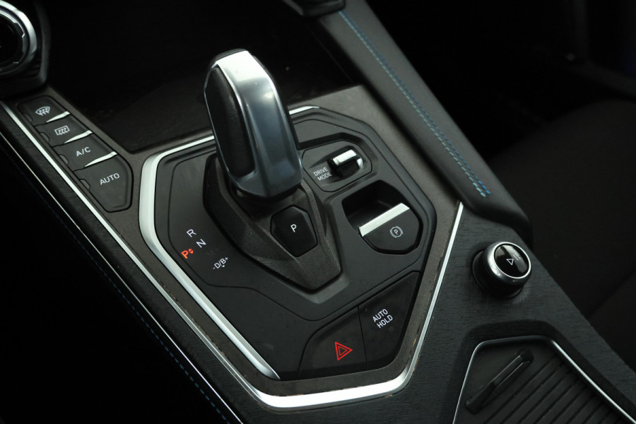 Lynk & Co 01 1.5 Black pakket, Navigatie, Apple carplay.