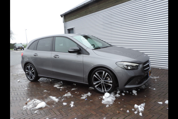 Mercedes-Benz B-Klasse 180 Launch Edition Premium Plus TREKHAAK