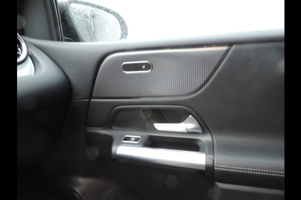 Mercedes-Benz B-Klasse 180 Launch Edition Premium Plus TREKHAAK