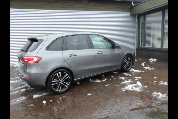 Mercedes-Benz B-Klasse 180 Launch Edition Premium Plus TREKHAAK