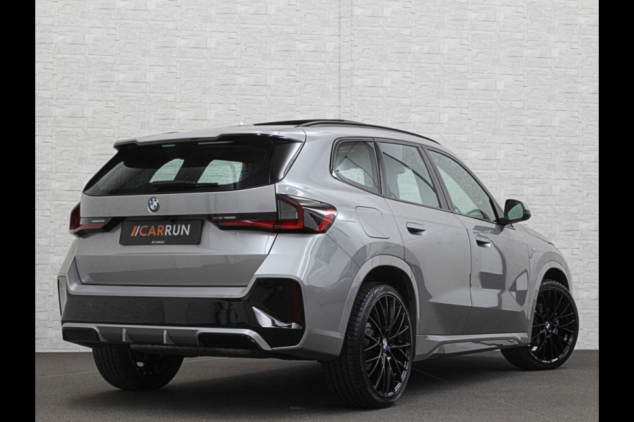 BMW X1 18i M-Sport | Panorama | Sportstoelen | Keyless-Entry | Sfeerverlichting | Achteruitrij-Camera | Carplay | Full-LED | Black-Optic | Getint Glas | Stoelverwarming | Draadloos Laden |
