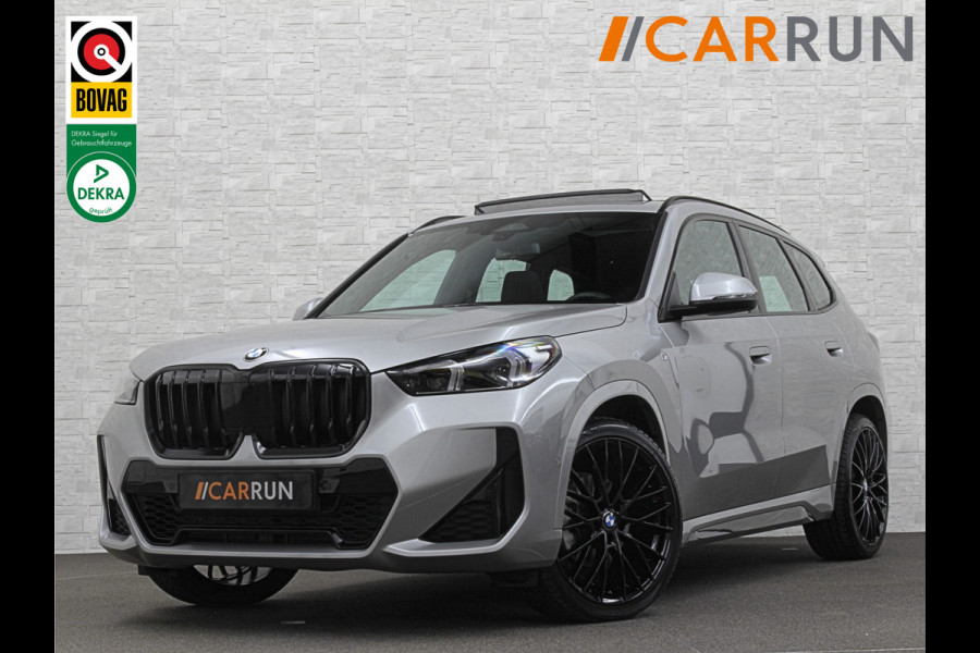 BMW X1 18i M-Sport | Panorama | Sportstoelen | Keyless-Entry | Sfeerverlichting | Achteruitrij-Camera | Carplay | Full-LED | Black-Optic | Getint Glas | Stoelverwarming | Draadloos Laden |