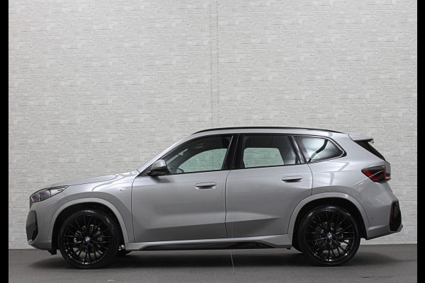BMW X1 18i M-Sport | Panorama | Sportstoelen | Keyless-Entry | Sfeerverlichting | Achteruitrij-Camera | Carplay | Full-LED | Black-Optic | Getint Glas | Stoelverwarming | Draadloos Laden |
