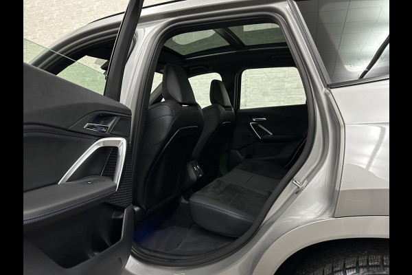 BMW X1 18i M-Sport | Panorama | Sportstoelen | Keyless-Entry | Sfeerverlichting | Achteruitrij-Camera | Carplay | Full-LED | Black-Optic | Getint Glas | Stoelverwarming | Draadloos Laden |