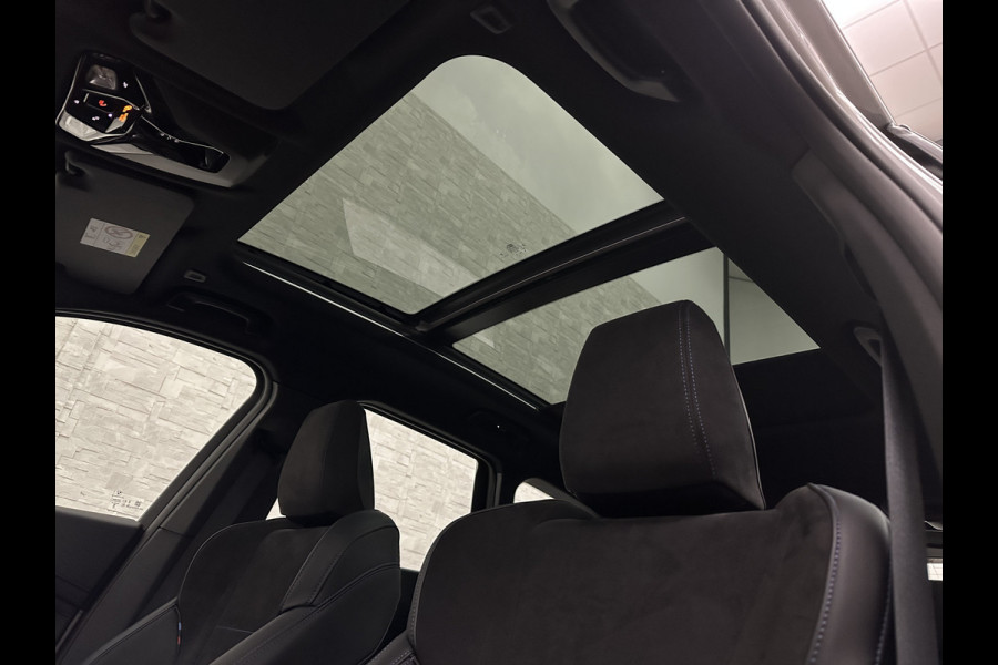 BMW X1 18i M-Sport | Panorama | Sportstoelen | Keyless-Entry | Sfeerverlichting | Achteruitrij-Camera | Carplay | Full-LED | Black-Optic | Getint Glas | Stoelverwarming | Draadloos Laden |