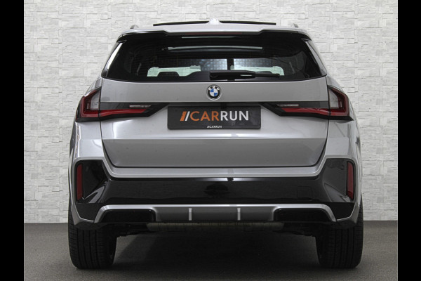 BMW X1 18i M-Sport | Panorama | Sportstoelen | Keyless-Entry | Sfeerverlichting | Achteruitrij-Camera | Carplay | Full-LED | Black-Optic | Getint Glas | Stoelverwarming | Draadloos Laden |