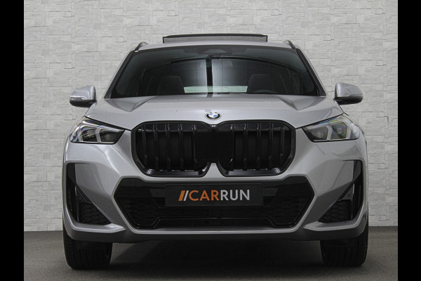 BMW X1 18i M-Sport | Panorama | Sportstoelen | Keyless-Entry | Sfeerverlichting | Achteruitrij-Camera | Carplay | Full-LED | Black-Optic | Getint Glas | Stoelverwarming | Draadloos Laden |