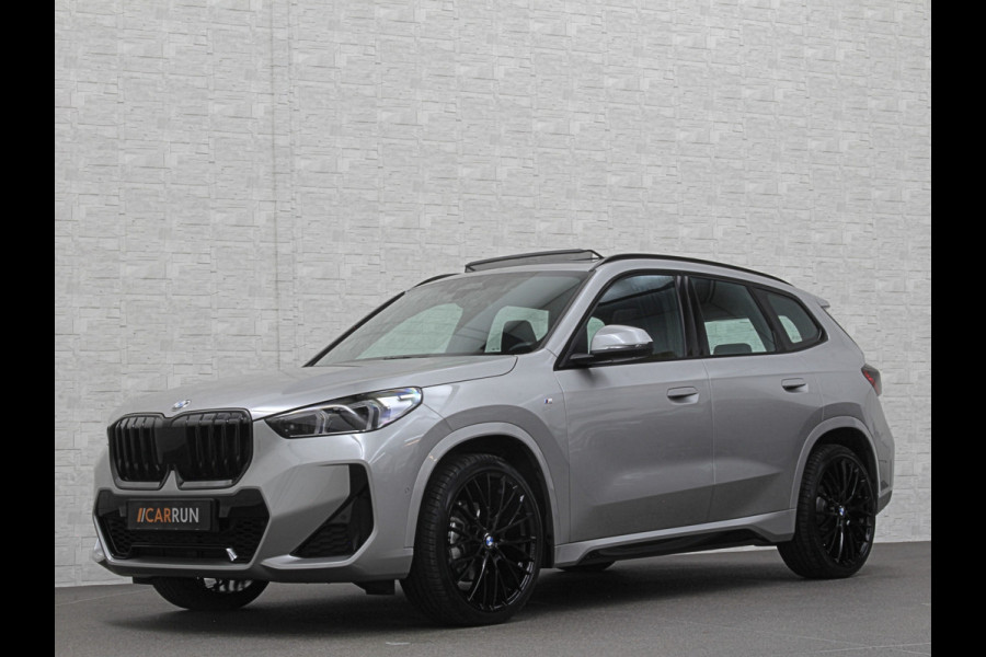 BMW X1 18i M-Sport | Panorama | Sportstoelen | Keyless-Entry | Sfeerverlichting | Achteruitrij-Camera | Carplay | Full-LED | Black-Optic | Getint Glas | Stoelverwarming | Draadloos Laden |