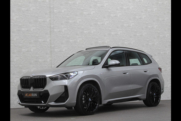 BMW X1 18i M-Sport | Panorama | Sportstoelen | Keyless-Entry | Sfeerverlichting | Achteruitrij-Camera | Carplay | Full-LED | Black-Optic | Getint Glas | Stoelverwarming | Draadloos Laden |