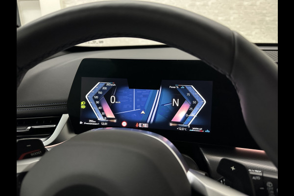 BMW X1 18i M-Sport | Panorama | Sportstoelen | Keyless-Entry | Sfeerverlichting | Achteruitrij-Camera | Carplay | Full-LED | Black-Optic | Getint Glas | Stoelverwarming | Draadloos Laden |