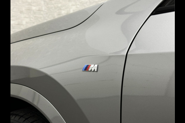 BMW X1 18i M-Sport | Panorama | Sportstoelen | Keyless-Entry | Sfeerverlichting | Achteruitrij-Camera | Carplay | Full-LED | Black-Optic | Getint Glas | Stoelverwarming | Draadloos Laden |