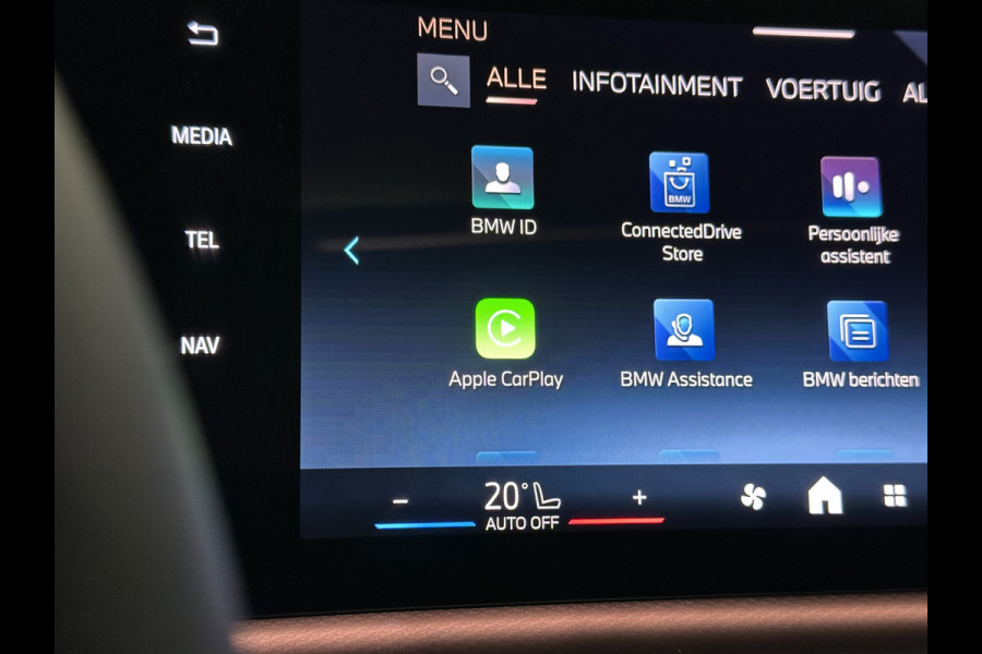 BMW X1 18i M-Sport | Panorama | Sportstoelen | Keyless-Entry | Sfeerverlichting | Achteruitrij-Camera | Carplay | Full-LED | Black-Optic | Getint Glas | Stoelverwarming | Draadloos Laden |