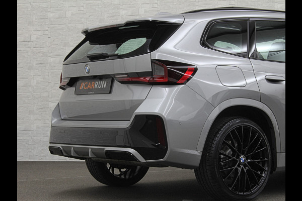 BMW X1 18i M-Sport | Panorama | Sportstoelen | Keyless-Entry | Sfeerverlichting | Achteruitrij-Camera | Carplay | Full-LED | Black-Optic | Getint Glas | Stoelverwarming | Draadloos Laden |