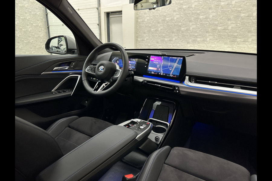 BMW X1 18i M-Sport | Panorama | Sportstoelen | Keyless-Entry | Sfeerverlichting | Achteruitrij-Camera | Carplay | Full-LED | Black-Optic | Getint Glas | Stoelverwarming | Draadloos Laden |