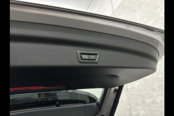 BMW X1 18i M-Sport | Panorama | Sportstoelen | Keyless-Entry | Sfeerverlichting | Achteruitrij-Camera | Carplay | Full-LED | Black-Optic | Getint Glas | Stoelverwarming | Draadloos Laden |