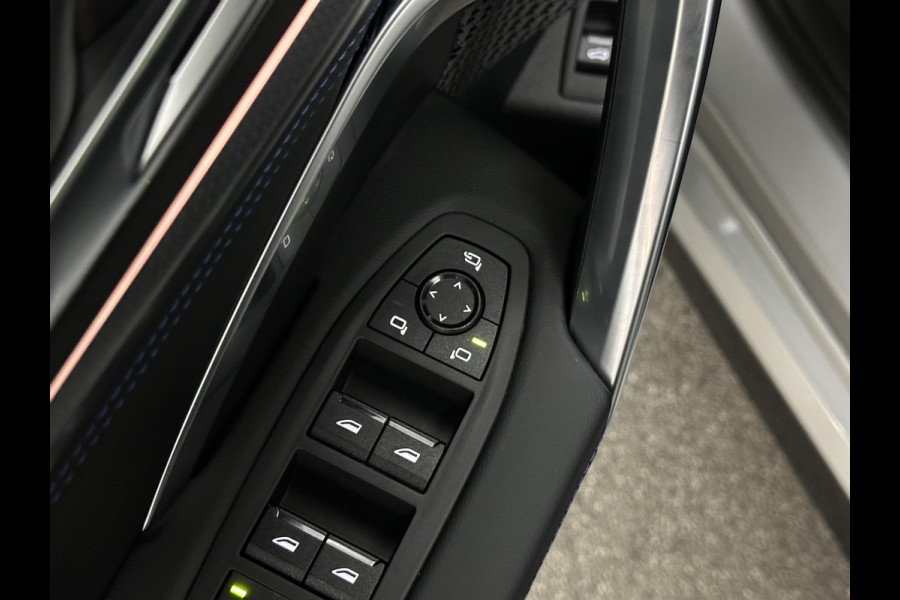 BMW X1 18i M-Sport | Panorama | Sportstoelen | Keyless-Entry | Sfeerverlichting | Achteruitrij-Camera | Carplay | Full-LED | Black-Optic | Getint Glas | Stoelverwarming | Draadloos Laden |