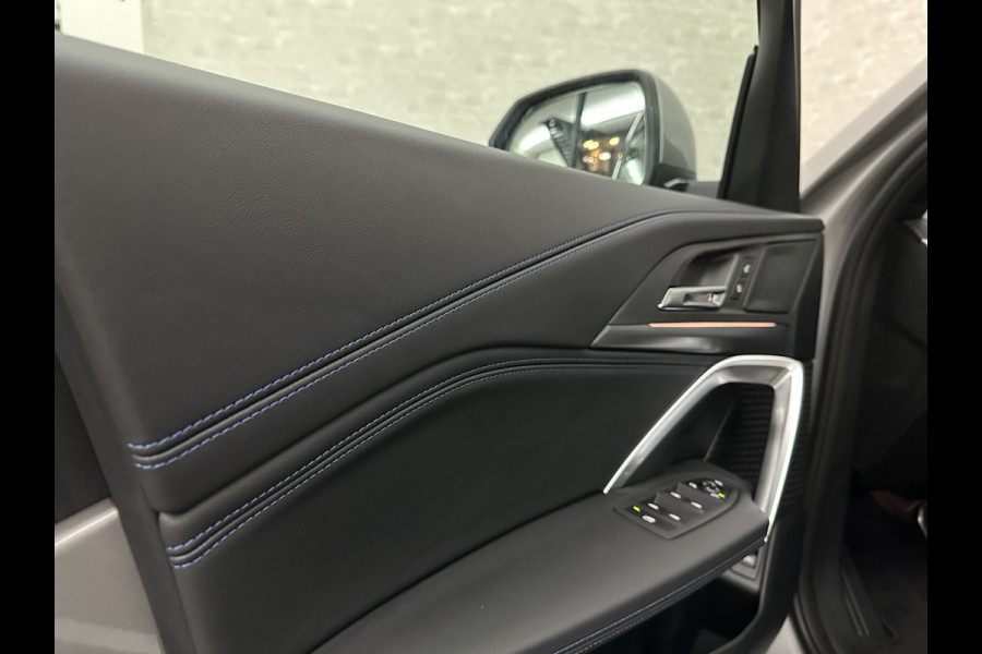 BMW X1 18i M-Sport | Panorama | Sportstoelen | Keyless-Entry | Sfeerverlichting | Achteruitrij-Camera | Carplay | Full-LED | Black-Optic | Getint Glas | Stoelverwarming | Draadloos Laden |