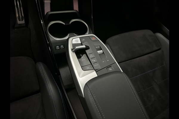 BMW X1 18i M-Sport | Panorama | Sportstoelen | Keyless-Entry | Sfeerverlichting | Achteruitrij-Camera | Carplay | Full-LED | Black-Optic | Getint Glas | Stoelverwarming | Draadloos Laden |