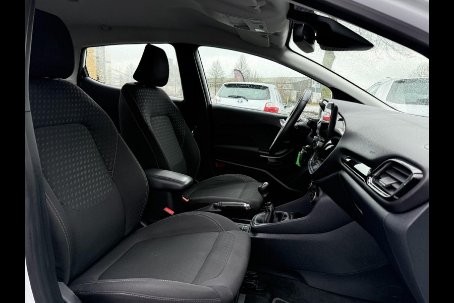 Ford Fiesta 1.0 EcoBoost Hybrid ST-Line X Navi,125pk,6 Bak,Carplay,Camera,Stoelverw,Stuurverw,Clima,Cruise,Pdc V+A,Lm velgen,N.A.P,Apk tot 04-2027