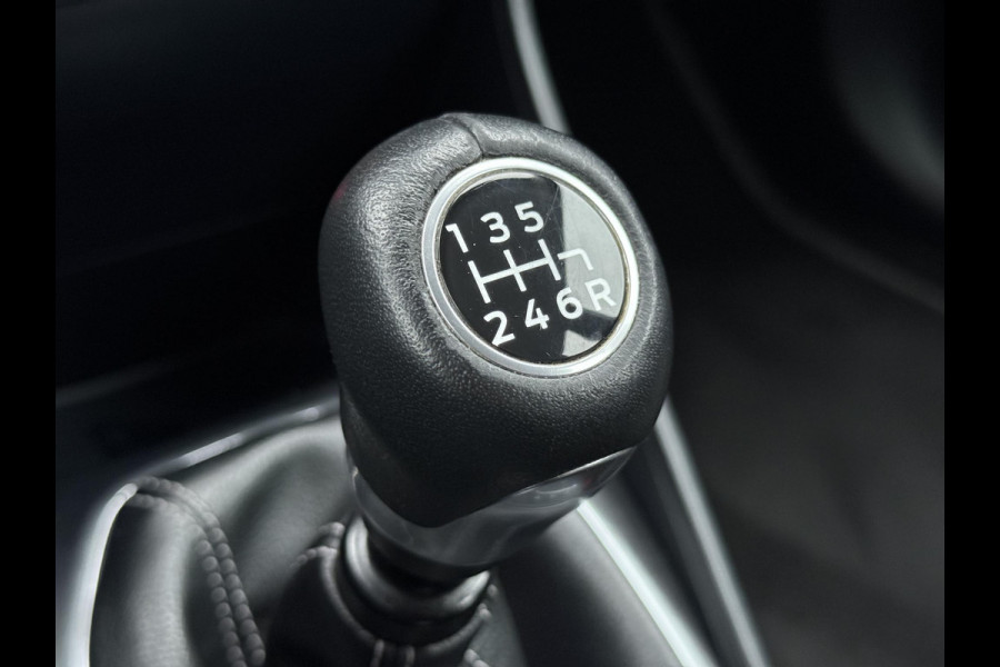 Ford Fiesta 1.0 EcoBoost Hybrid ST-Line X Navi,125pk,6 Bak,Carplay,Camera,Stoelverw,Stuurverw,Clima,Cruise,Pdc V+A,Lm velgen,N.A.P,Apk tot 04-2027