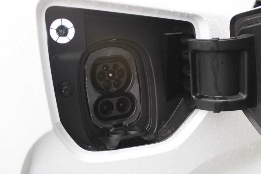 Ford E-Transit Cust. 320 L1H1 Limited 65 kWh 218pk - Trekhaak - Pro Power - Stoelverwarming - Carplay/Android - Camera - Rijklaar