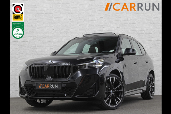 BMW X1 18i M-Sport | Panorama | Sportstoelen | Keyless-Entry | Sfeerverlichting | Achteruitrij-Camera | Carplay | Full-LED | Black-Optic | Getint Glas | Stoelverwarming | Draadloos Laden |