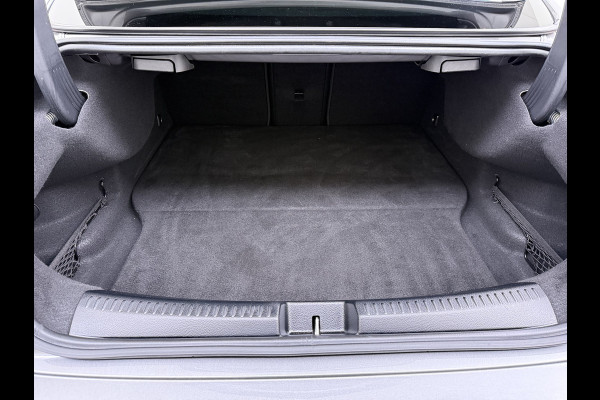 Mercedes-Benz CLA-Klasse 250e AMG // Keyless Entry // Sfeerverlichting // Camera // 19" AMG Velgen // Apple Carplay // Android Auto // Privacy Glas