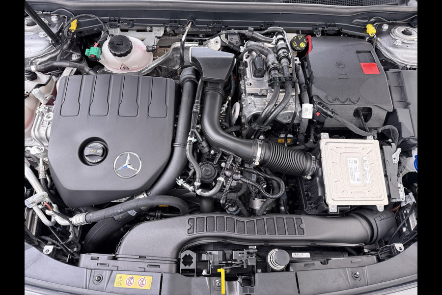 Mercedes-Benz CLA-Klasse 250e AMG // Keyless Entry // Sfeerverlichting // Camera // 19" AMG Velgen // Apple Carplay // Android Auto // Privacy Glas