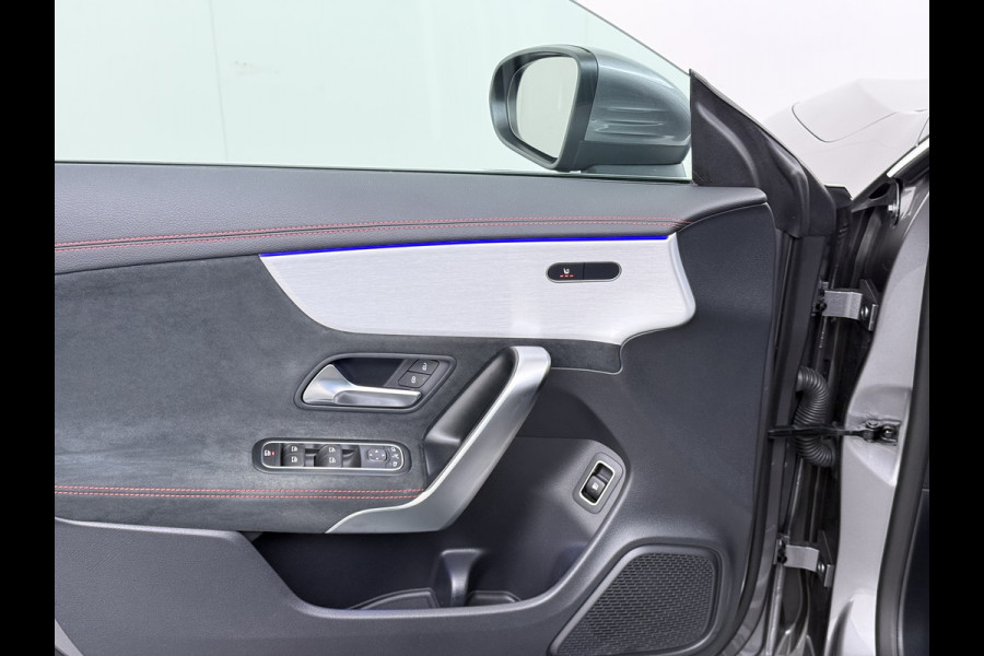 Mercedes-Benz CLA-Klasse 250e AMG // Keyless Entry // Sfeerverlichting // Camera // 19" AMG Velgen // Apple Carplay // Android Auto // Privacy Glas