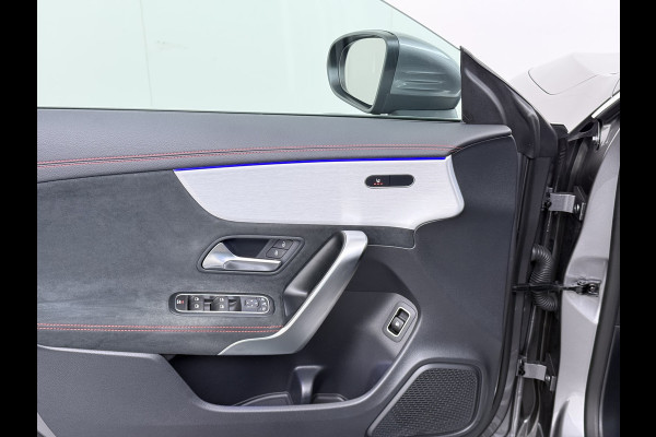 Mercedes-Benz CLA-Klasse 250e AMG // Keyless Entry // Sfeerverlichting // Camera // 19" AMG Velgen // Apple Carplay // Android Auto // Privacy Glas