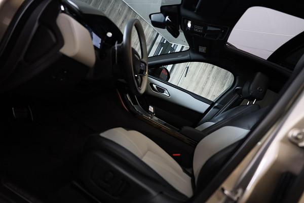 Land Rover Range Rover Velar 2.0 P400e AWD Dynamic SE PHEV / New Model / Acc / Lane Assist / Dode Hoek / Leder / Open Panoramadak