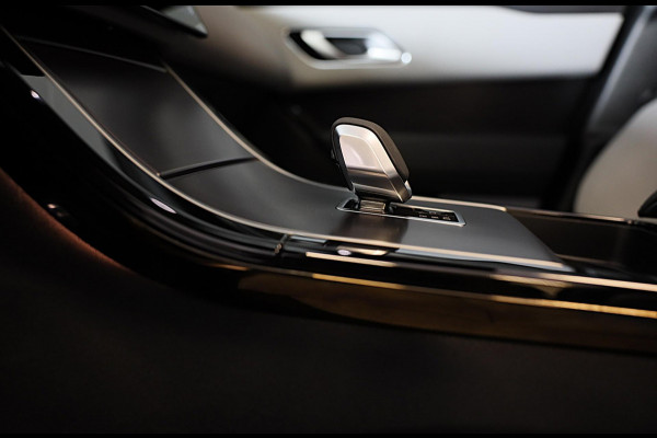 Land Rover Range Rover Velar 2.0 P400e AWD Dynamic SE PHEV / New Model / Acc / Lane Assist / Dode Hoek / Leder / Open Panoramadak