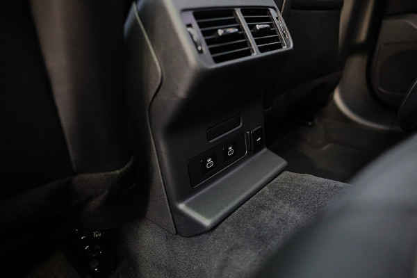 Land Rover Range Rover Velar 2.0 P400e AWD Dynamic SE PHEV / New Model / Acc / Lane Assist / Dode Hoek / Leder / Open Panoramadak