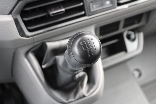 Volkswagen Crafter 30 2.0 TDI L3H3 140pk - Navigatie - DAB - Geveerde Stoel - Camera - Carplay - Rijklaar