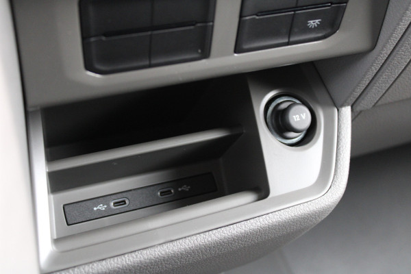 Volkswagen Crafter 30 2.0 TDI L3H3 140pk - Navigatie - DAB - Geveerde Stoel - Camera - Carplay - Rijklaar