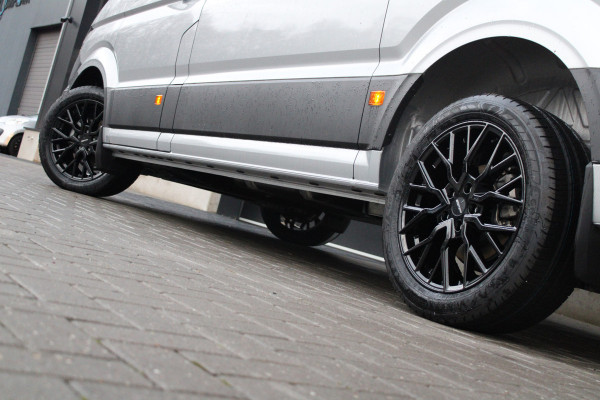 Volkswagen Crafter 30 2.0 TDI L3H3 140pk - Navigatie - DAB - Geveerde Stoel - Camera - Carplay - Rijklaar