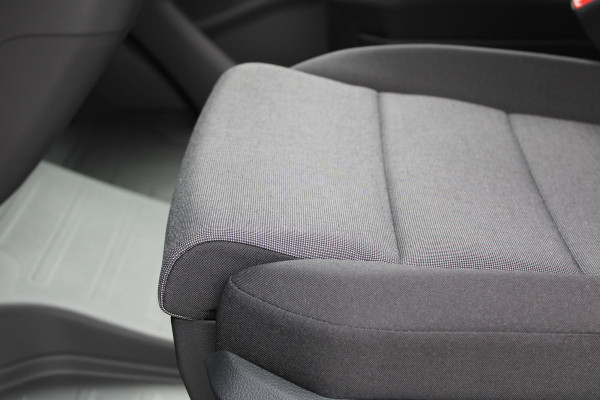 Volkswagen Crafter 30 2.0 TDI L3H3 140pk - Navigatie - DAB - Geveerde Stoel - Camera - Carplay - Rijklaar