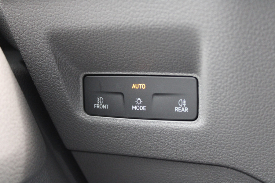 Volkswagen Crafter 30 2.0 TDI L3H3 140pk - Navigatie - DAB - Geveerde Stoel - Camera - Carplay - Rijklaar