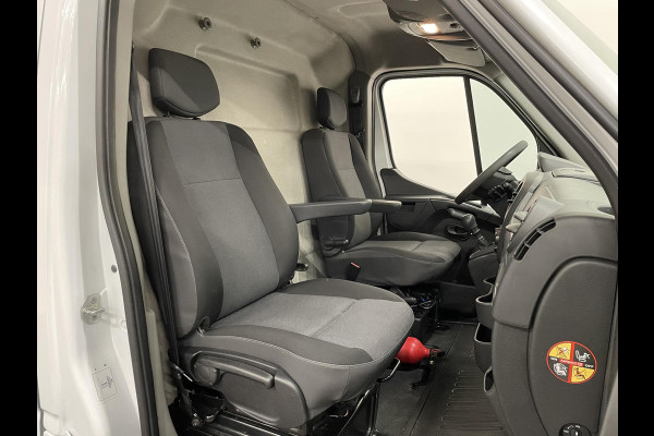 Renault Master T35 2.3 dCi L2H2 130PK Airco Cruise Control Navi PDA achter 2-zits